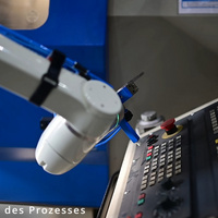 TASKEYE Roboter bedient das Bedienpanel