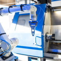 TASKEYE Roboter vor einer Maschine